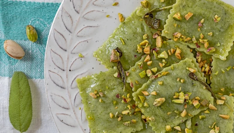 Ravioli burro, salvia e pistacchio
