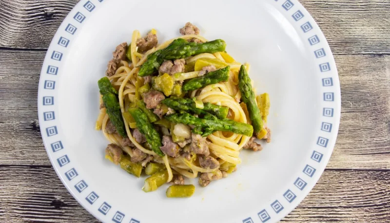 Spaghetti con asparagi e tastasale