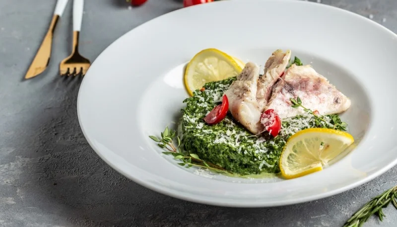 Spigola con salsa di spinaci