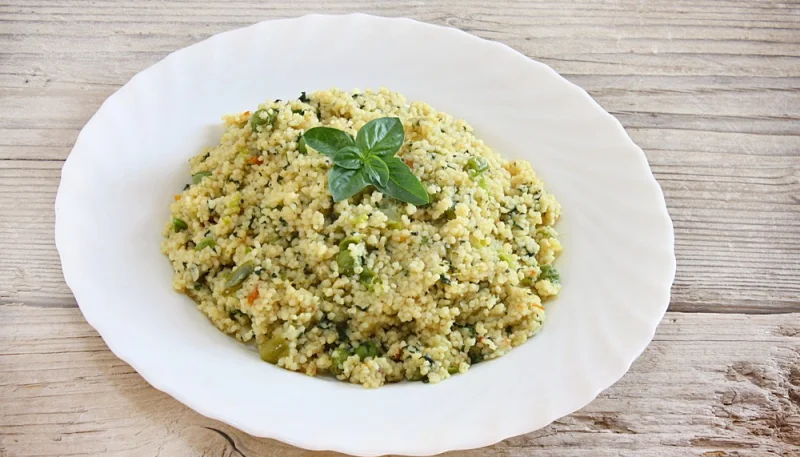 Cous cous con zucchine, piselli e pollo