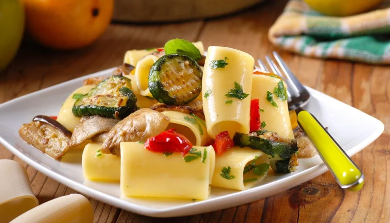 Insalata di paccheri con zucchine e peperoni