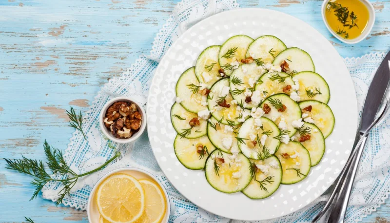 Carpaccio di zucchine con feta e noci