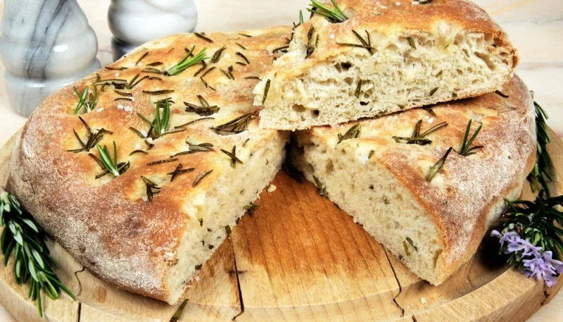 Focaccia con olio e rosmarino
