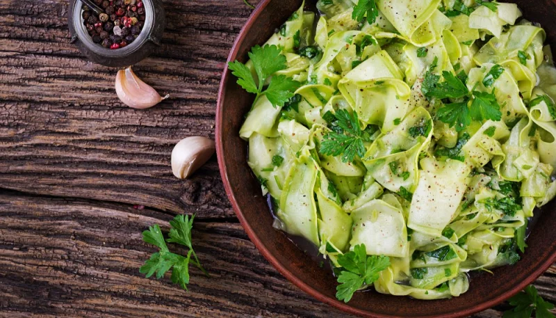 Zucchine marinate crude al lime e pepe rosa