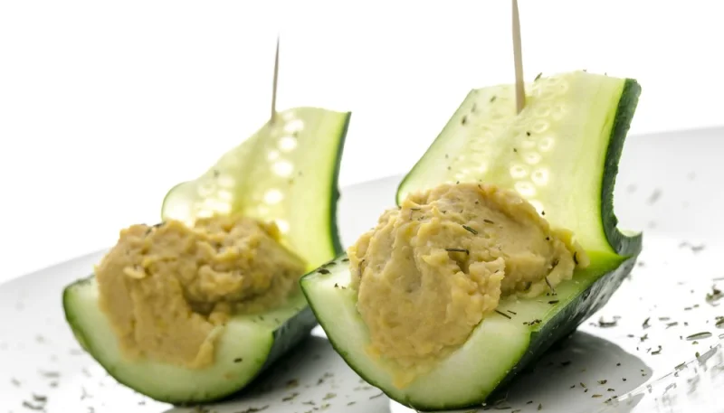 Barchette di cetrioli e hummus