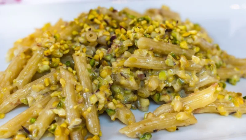 Penne con pesto e granella di pistacchio