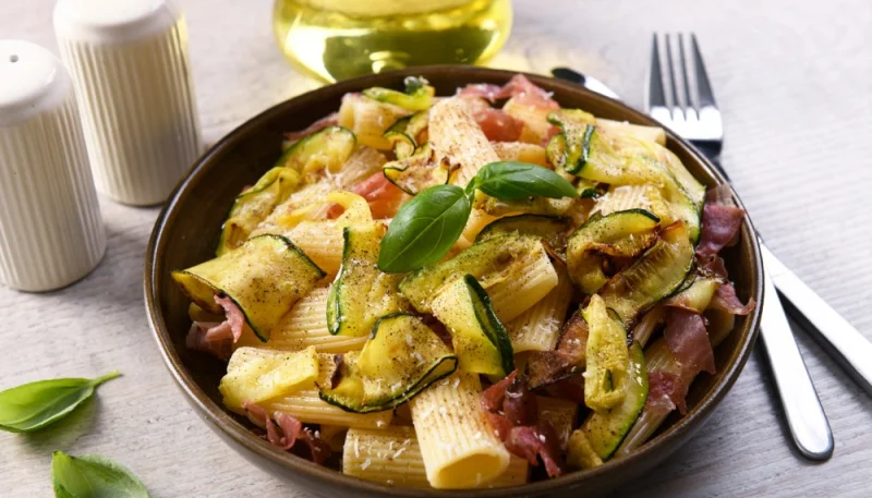 Rigatoni con speck, zucchine e peperoncino