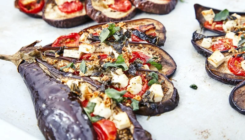 Ventaglio di melanzane con feta e pomodorini