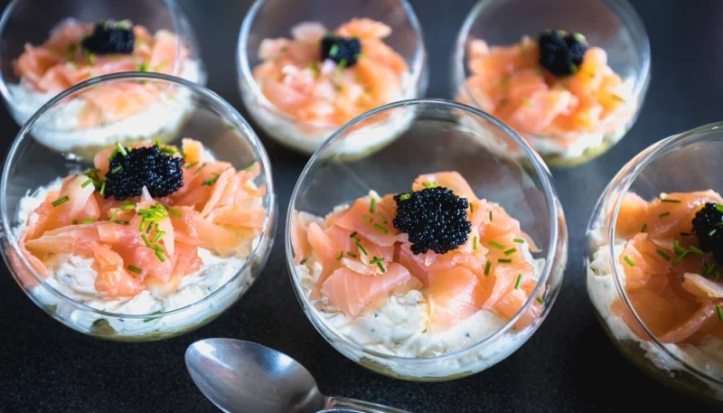 Bicchierini di salmone e salsa al cetriolo