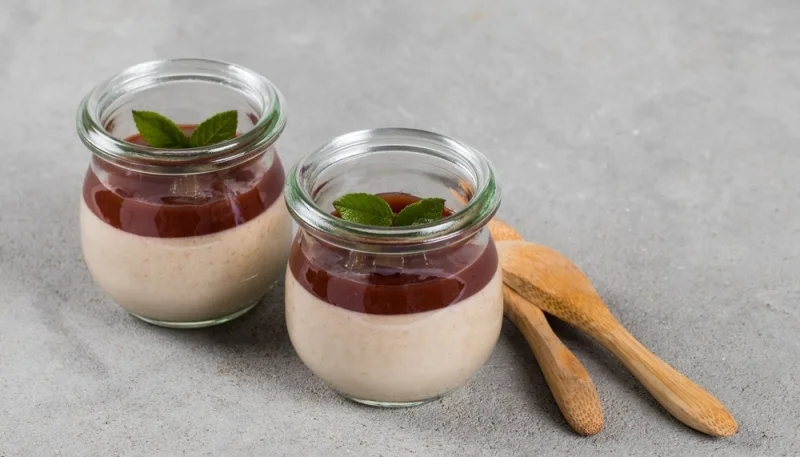 Budino con coulis di prugna