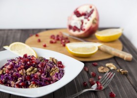 Insalata di cavolo rosso, melagrana, mela e noci