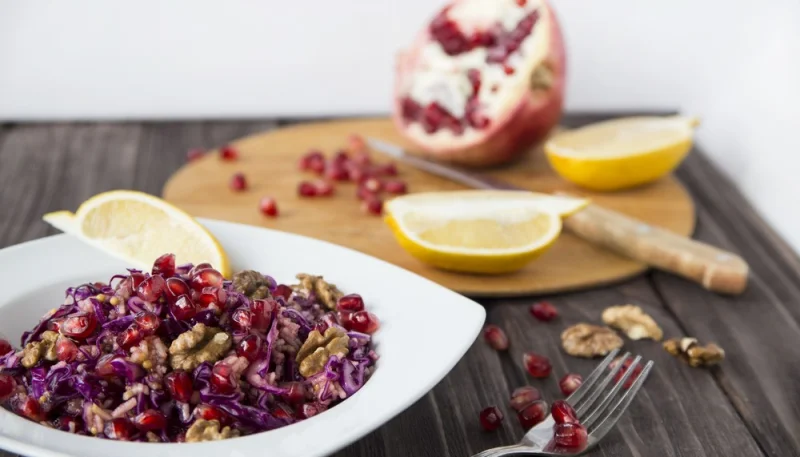 Insalata di cavolo rosso, melagrana, mela e noci