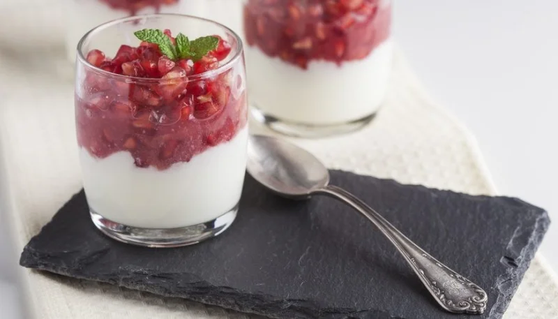 Mousse di yogurt e melograno