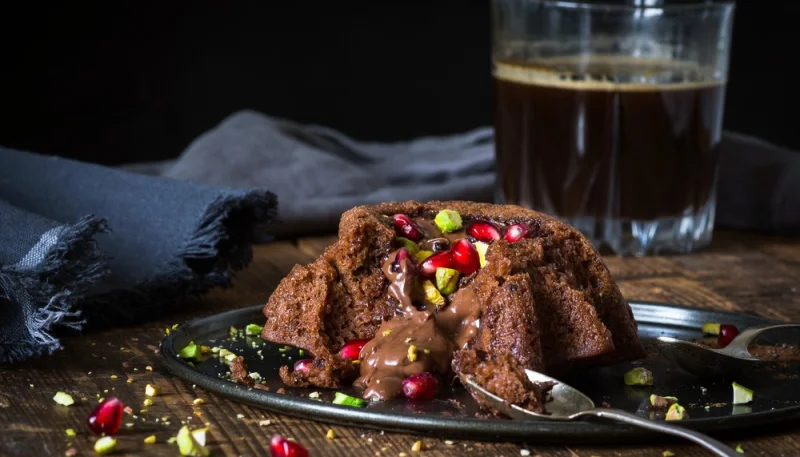 Tortino al cioccolato con pistacchio e melagrana