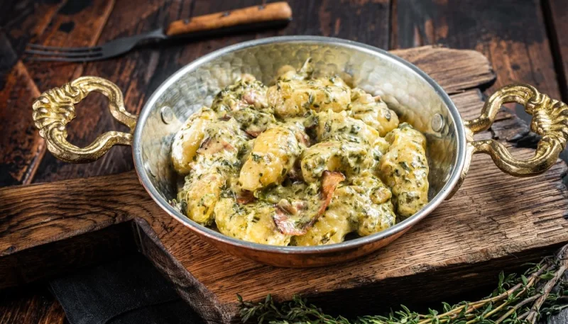 Gnocchi con spinaci, formaggio e pancetta