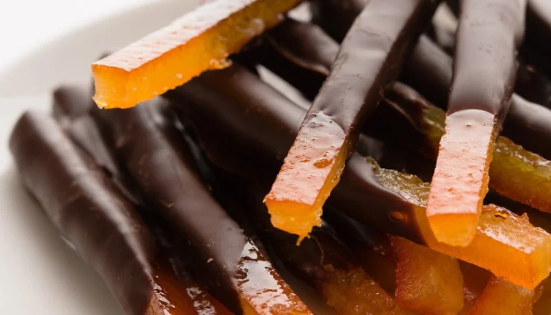 Scorze di arancia candita ricoperte di cioccolato