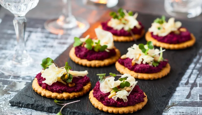 Tartine con crema di rapa e pinoli