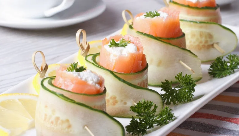 Bocconcini di cetriolo e salmone affumicato