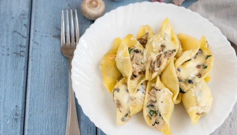 Conchiglioni ripieni di funghi e besciamella