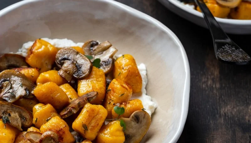 Gnocchi di zucca con funghi e ricotta