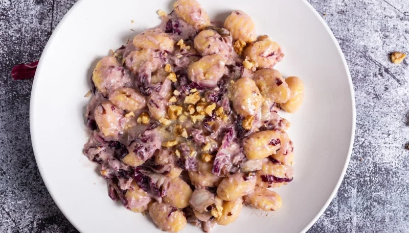 Gnocchi con radicchio, gorgonzola e noci
