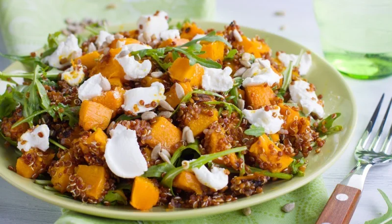 Insalata di quinoa, zucca, feta e ruccola