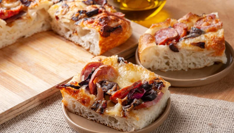 Focaccia salamino piccante e olive