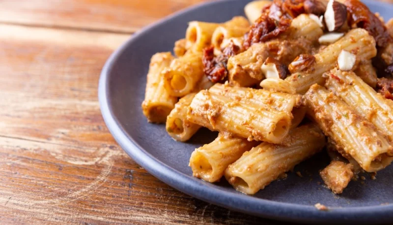 Pasta con pesto di mandorle e pomodori secchi