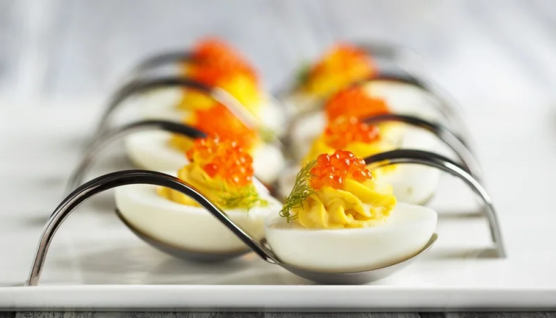 Uova mimosa con uova di pesce