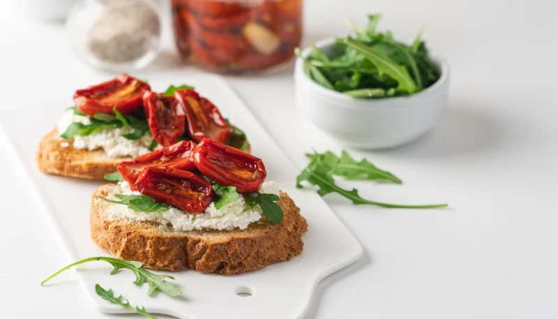 Bruschette pomodorini secchi e formaggio