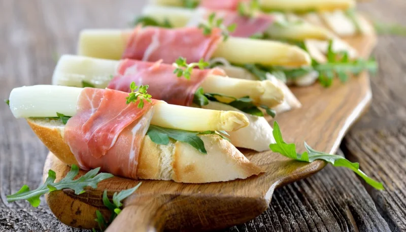 Crostini con asparagi bianchi e prosciutto