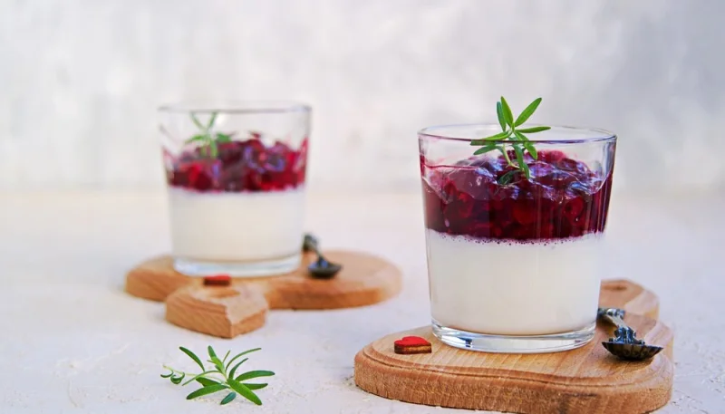 Mousse di ricotta con coulis di ciliegia