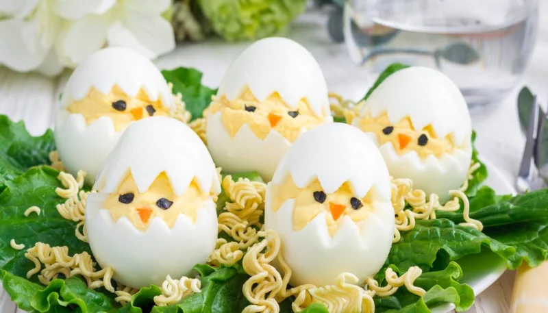 Uova mimosa a forma di pulcino