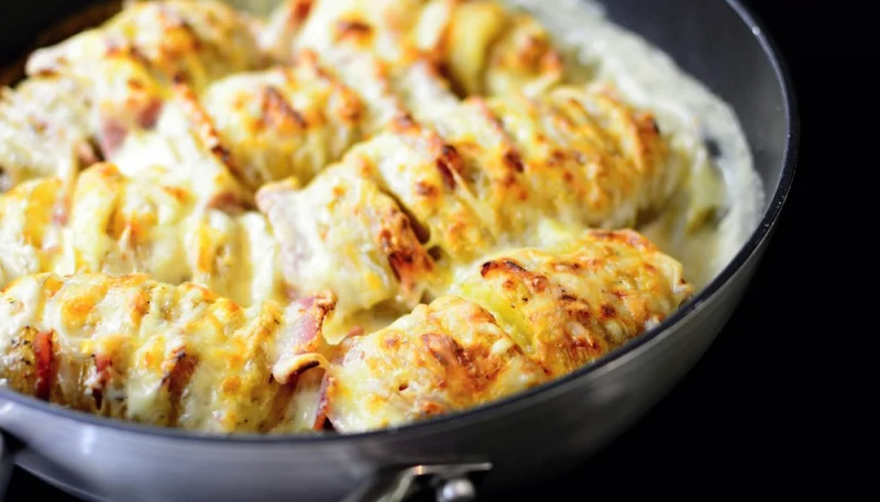 Patate a fisarmonica con formaggio e prosciutto