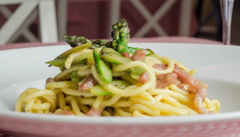 Spaghetti asparagi e guanciale