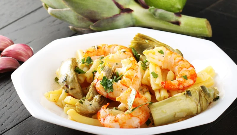Pasta con carciofi e gamberetti