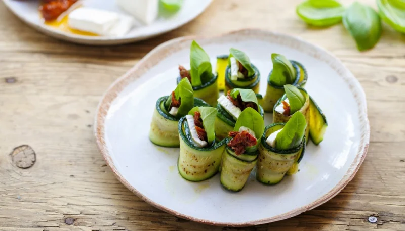 Involtini di zucchine con brie e basilico