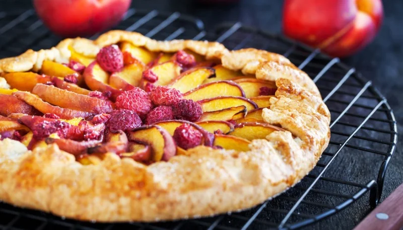 Torta pesche e fragole