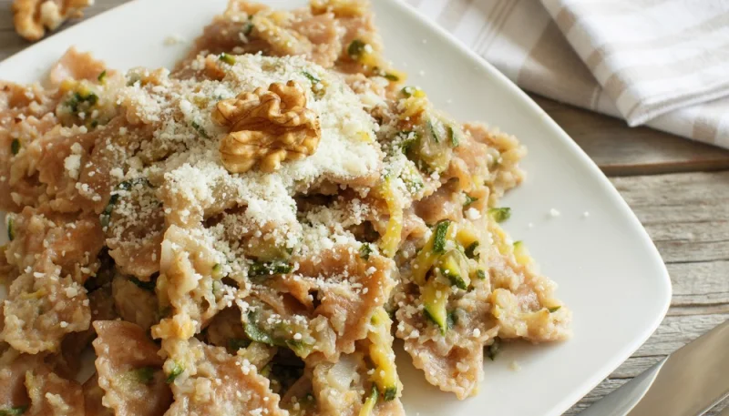 Farfalle con noci e zucchine