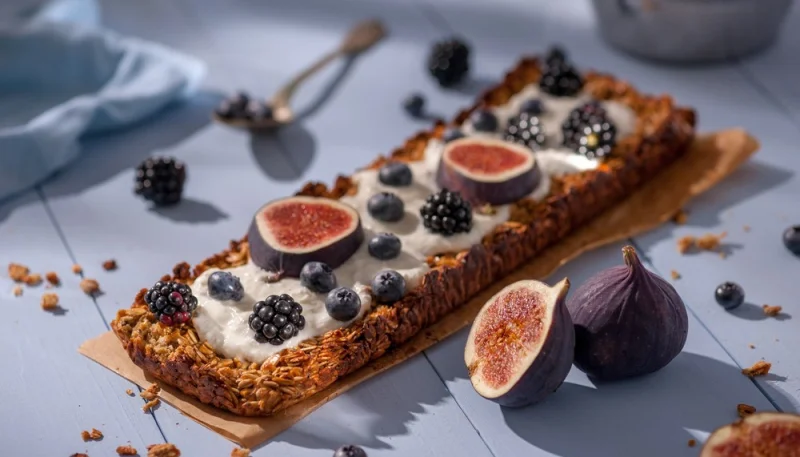 Torta proteica con avena, yogurt e fichi