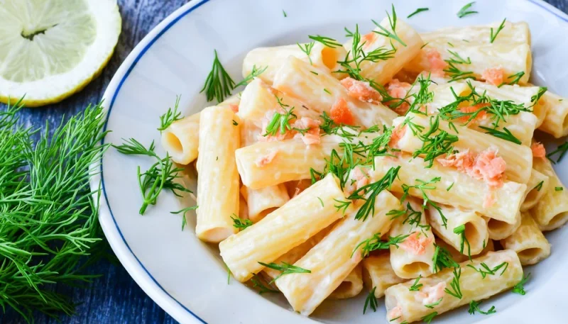 Maccheroni al salmone e aneto