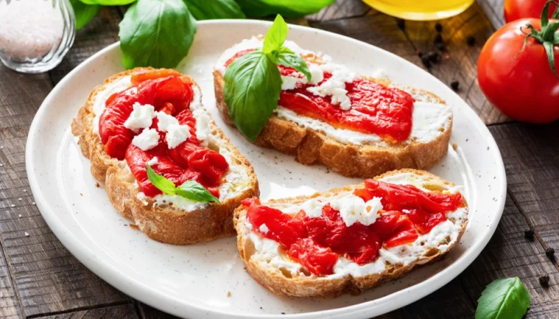 Bruschetta con peperoni e feta