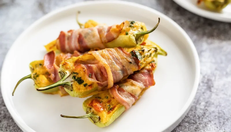 Peperoncini con formaggio e pancetta