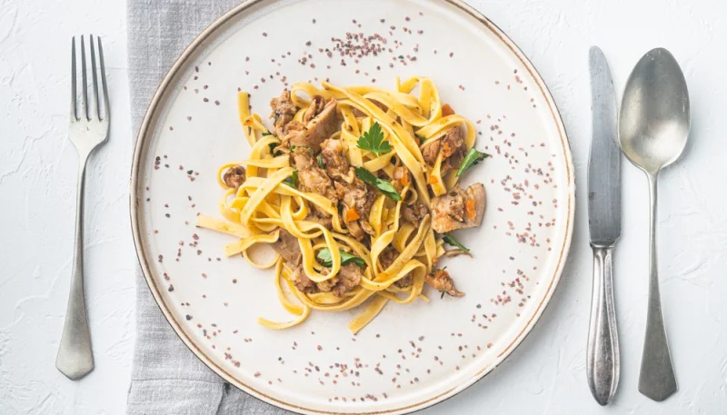 Tagliatelle con ragù di coniglio in bianco